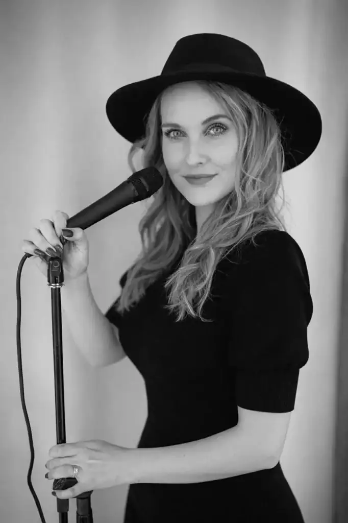 Jenna – black and white portrait with hat and microphone